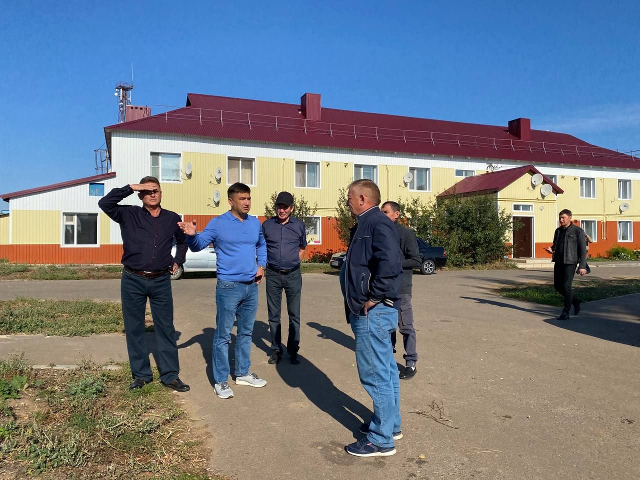 Сергей Димитриев ознакомился с ходом реализации программ «Наш двор» и «Капитальный ремонт многоквартирных домов» в Кукморе