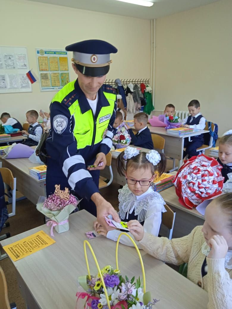 Кукмарада дәүләт автоинспекциясе хезмәткәрләре мәгариф учреждениеләре янында «Куркынычсыз юл» акциясен үткәрделәр