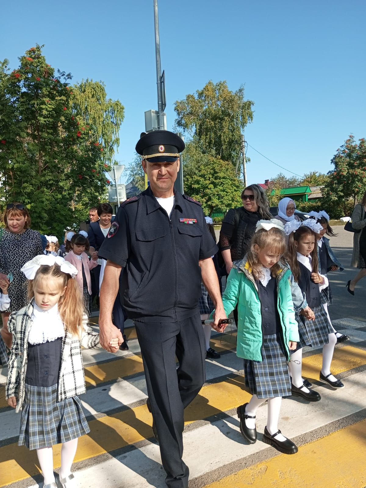 Кукмарада дәүләт автоинспекциясе хезмәткәрләре мәгариф учреждениеләре янында «Куркынычсыз юл» акциясен үткәрделәр