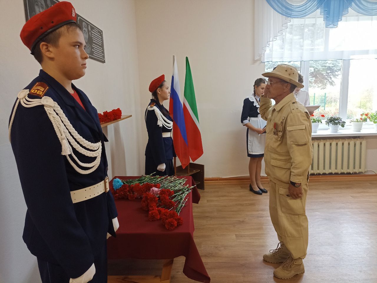 В Чарлинской школе открыли мемориальную доску памяти Героя Юрия Осенкова