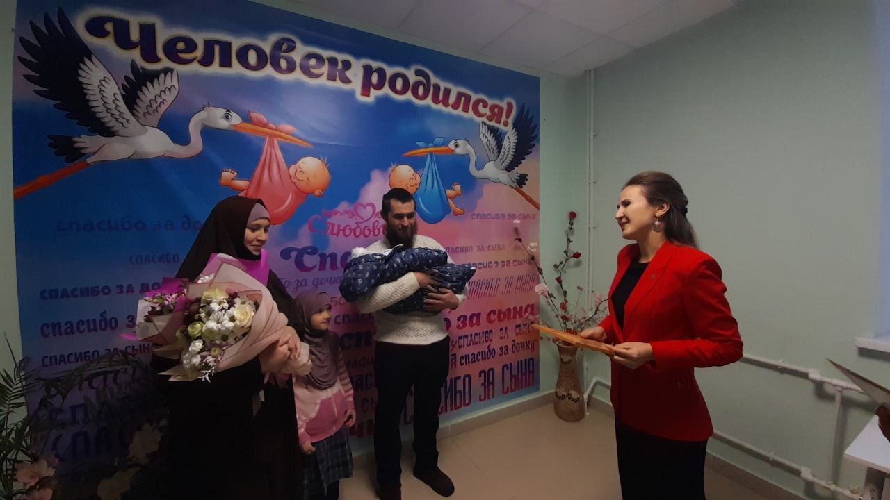 В Кукморском роддоме состоялась торжественная выписка первого новорожденного 2024 года