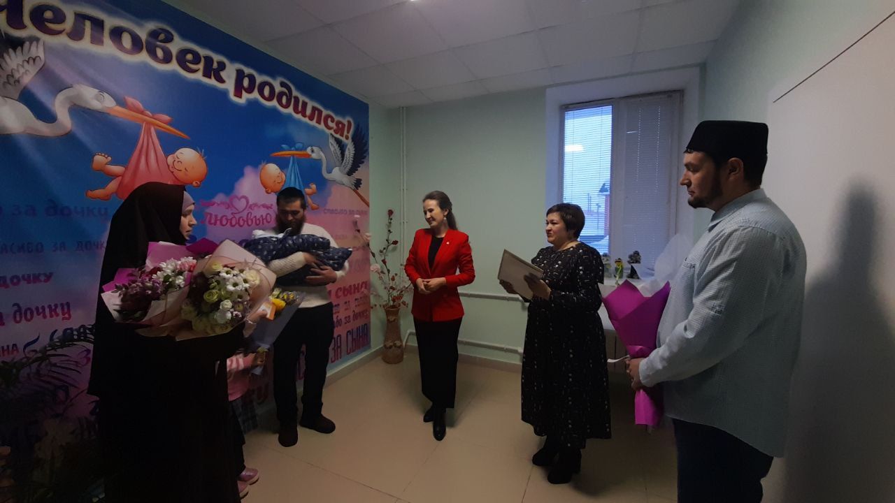 В Кукморском роддоме состоялась торжественная выписка первого новорожденного 2024 года