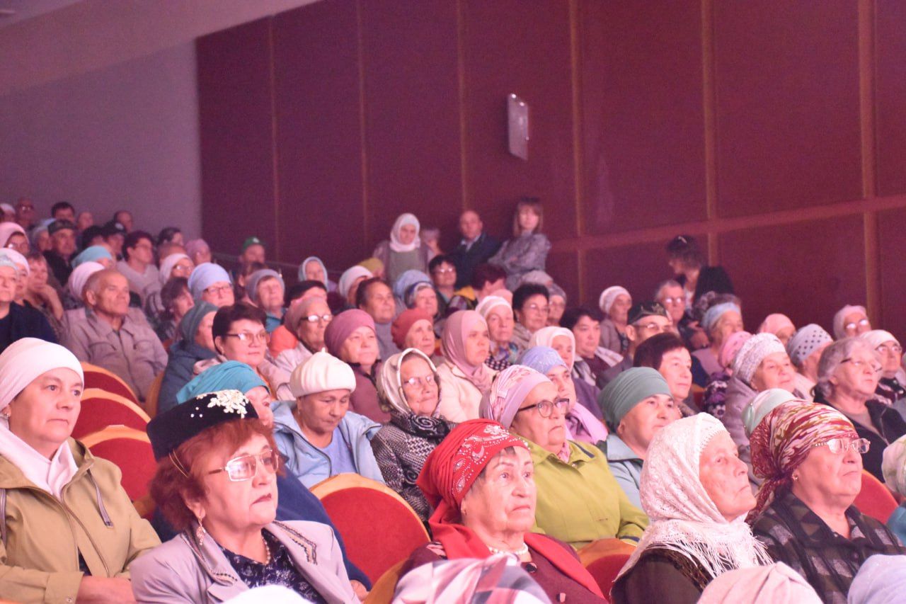 В Кукморе прошел праздничный концерт, посвященный Международному дню пожилых людей