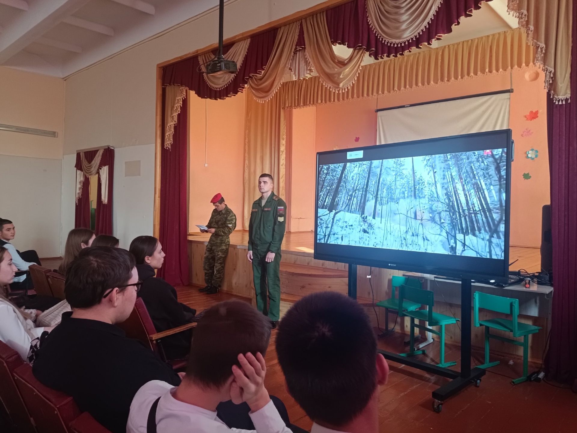 Төмән югары хәрби-инженерлык команда училищесы курсанты Кукмара укучылары белән һөнәри юнәлеш буенча очрашу үткәрде