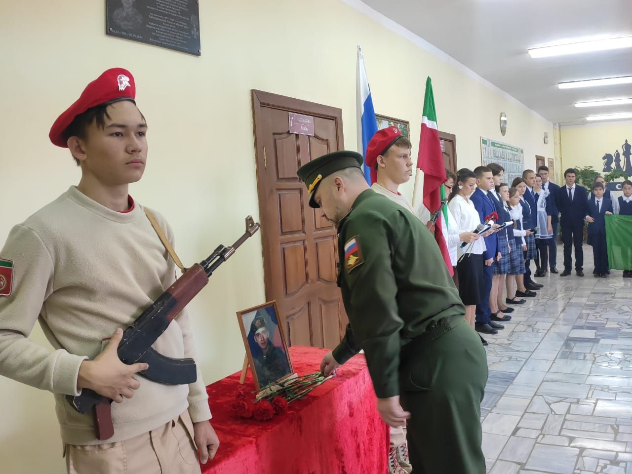 Югары Арбаш мәктәбендә махсус хәрби операциядә батырларча һәлак булган Рөстәм Габдрахманов истәлегенә мемориаль такта ачылды