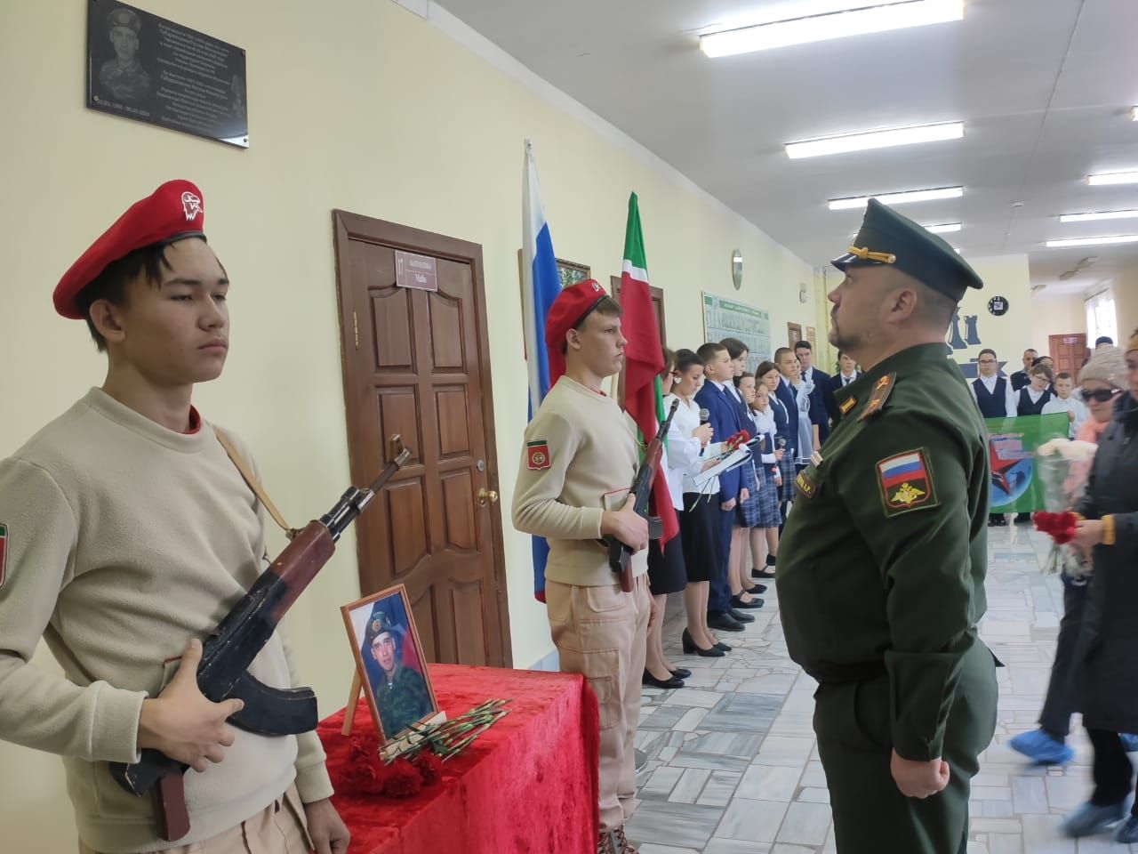 Югары Арбаш мәктәбендә махсус хәрби операциядә батырларча һәлак булган Рөстәм Габдрахманов истәлегенә мемориаль такта ачылды