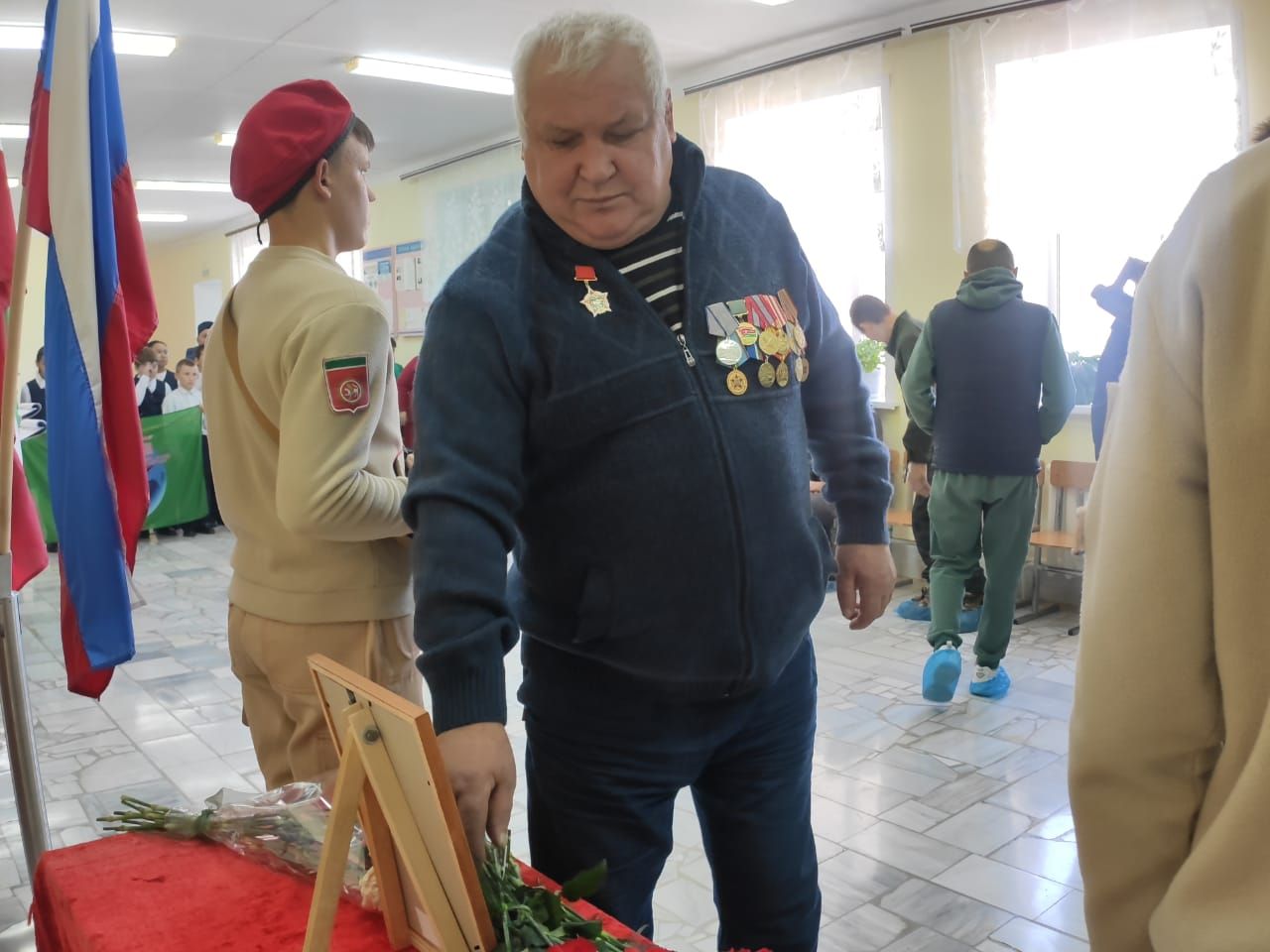 Югары Арбаш мәктәбендә махсус хәрби операциядә батырларча һәлак булган Рөстәм Габдрахманов истәлегенә мемориаль такта ачылды