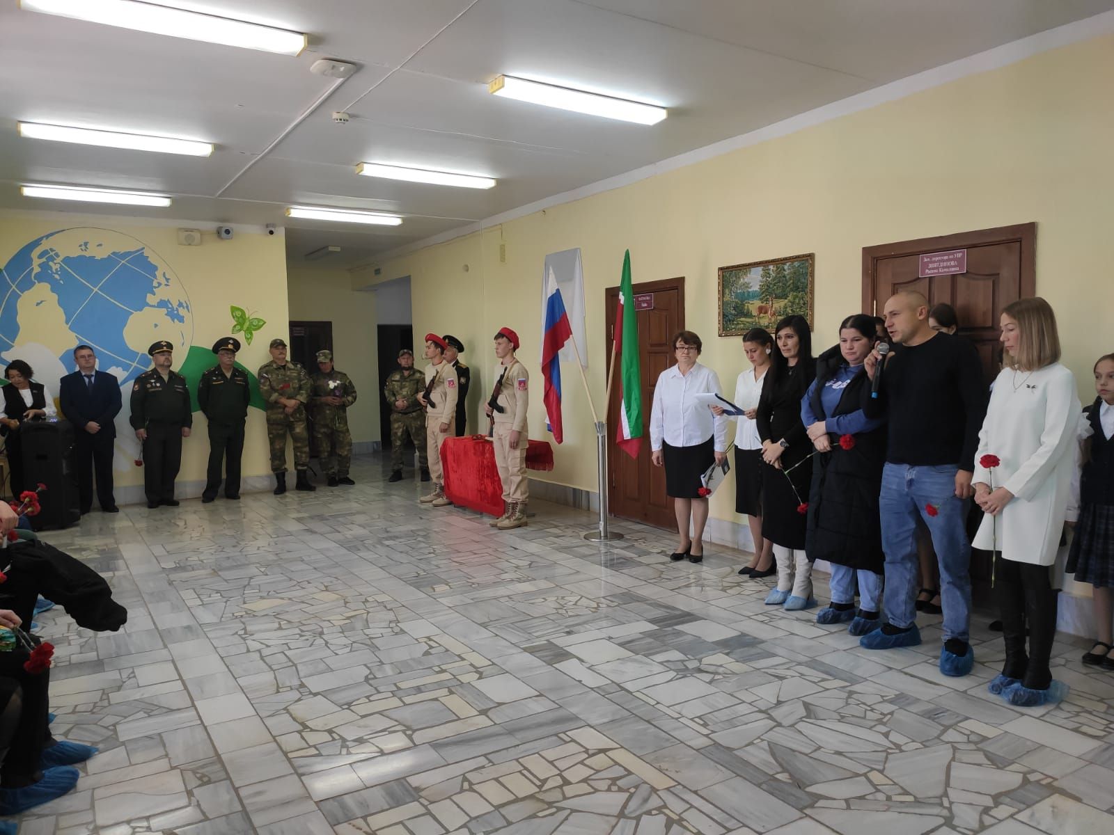 Югары Арбаш мәктәбендә махсус хәрби операциядә батырларча һәлак булган Рөстәм Габдрахманов истәлегенә мемориаль такта ачылды