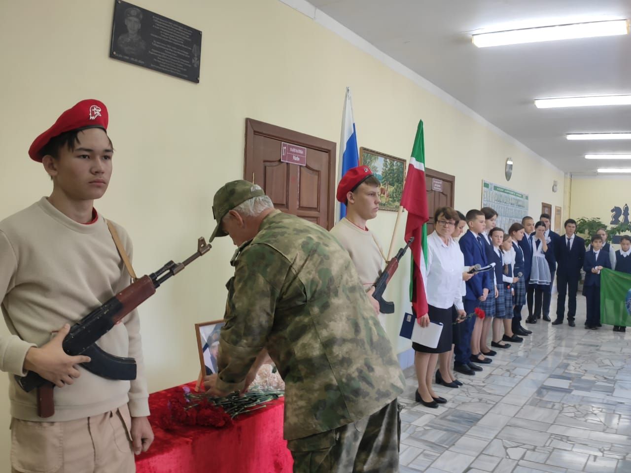 Югары Арбаш мәктәбендә махсус хәрби операциядә батырларча һәлак булган Рөстәм Габдрахманов истәлегенә мемориаль такта ачылды