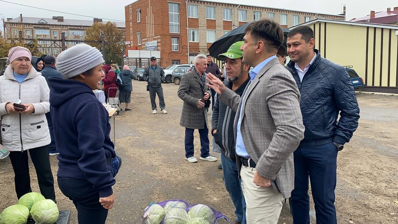 В Кукморе на территории РайПО прошла осенняя сельскохозяйственная ярмарка