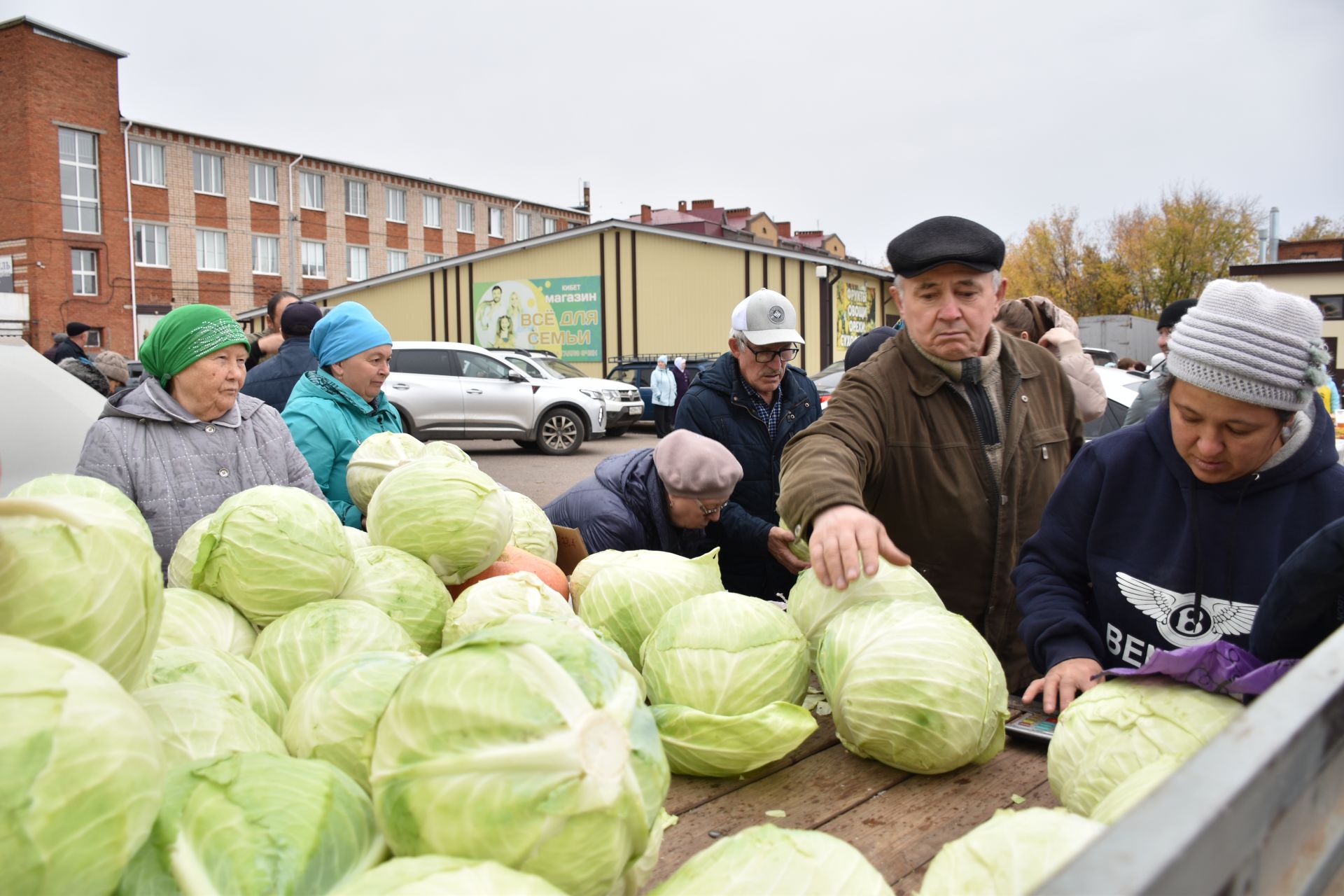 В Кукморе на территории РайПО прошла осенняя сельскохозяйственная ярмарка