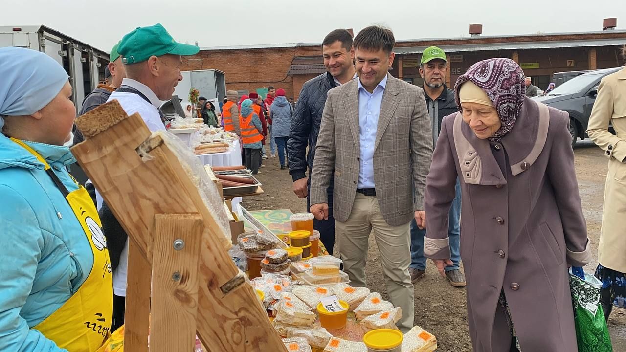 В Кукморе на территории РайПО прошла осенняя сельскохозяйственная ярмарка