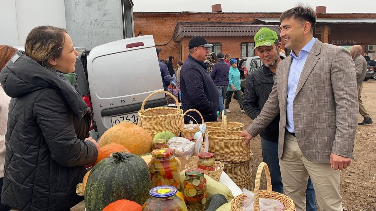 В Кукморе на территории РайПО прошла осенняя сельскохозяйственная ярмарка
