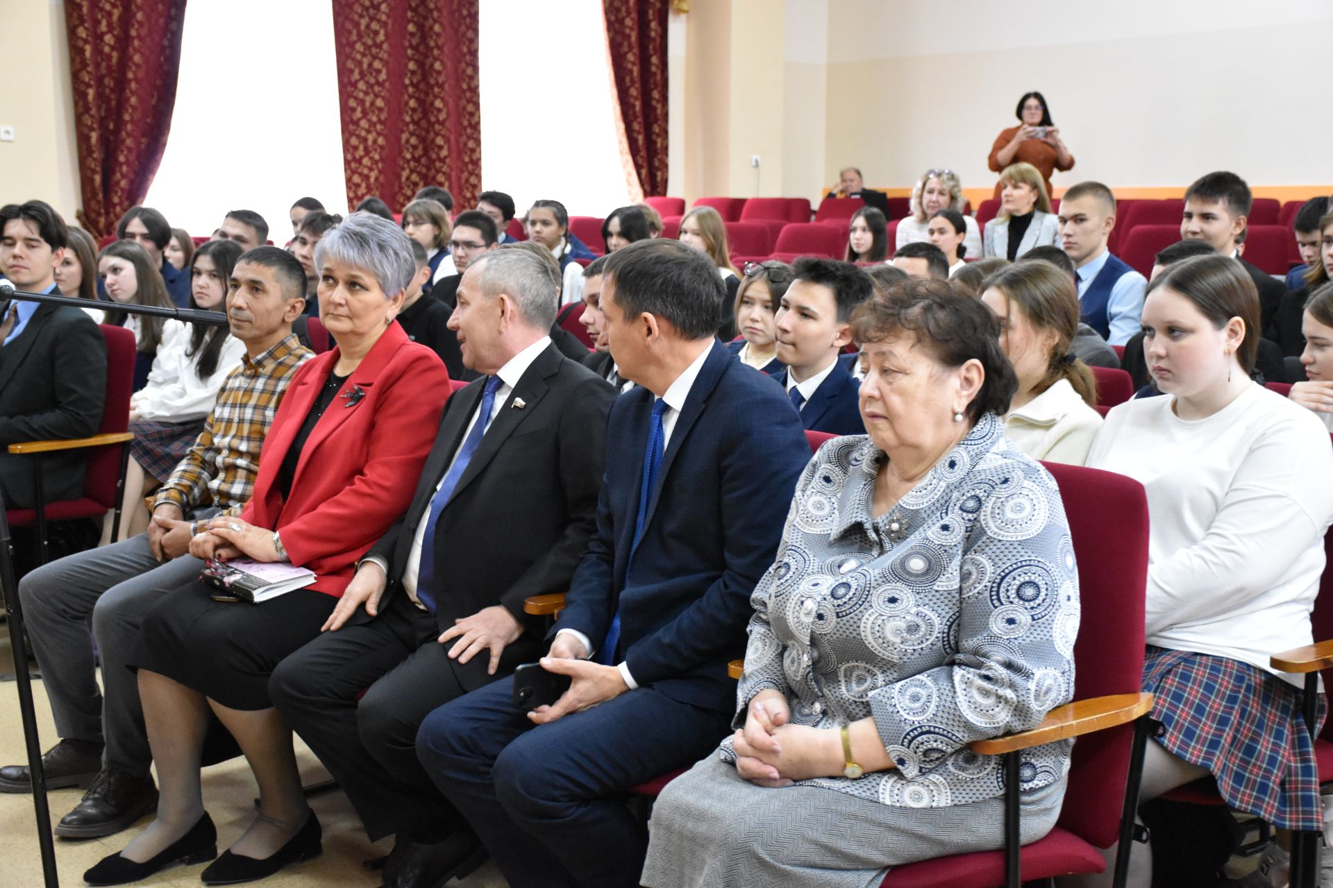 РФ Дәүләт Думасы депутаты Кукмара укучылары өчен финанс белеме буенча дәресе үткәрде
