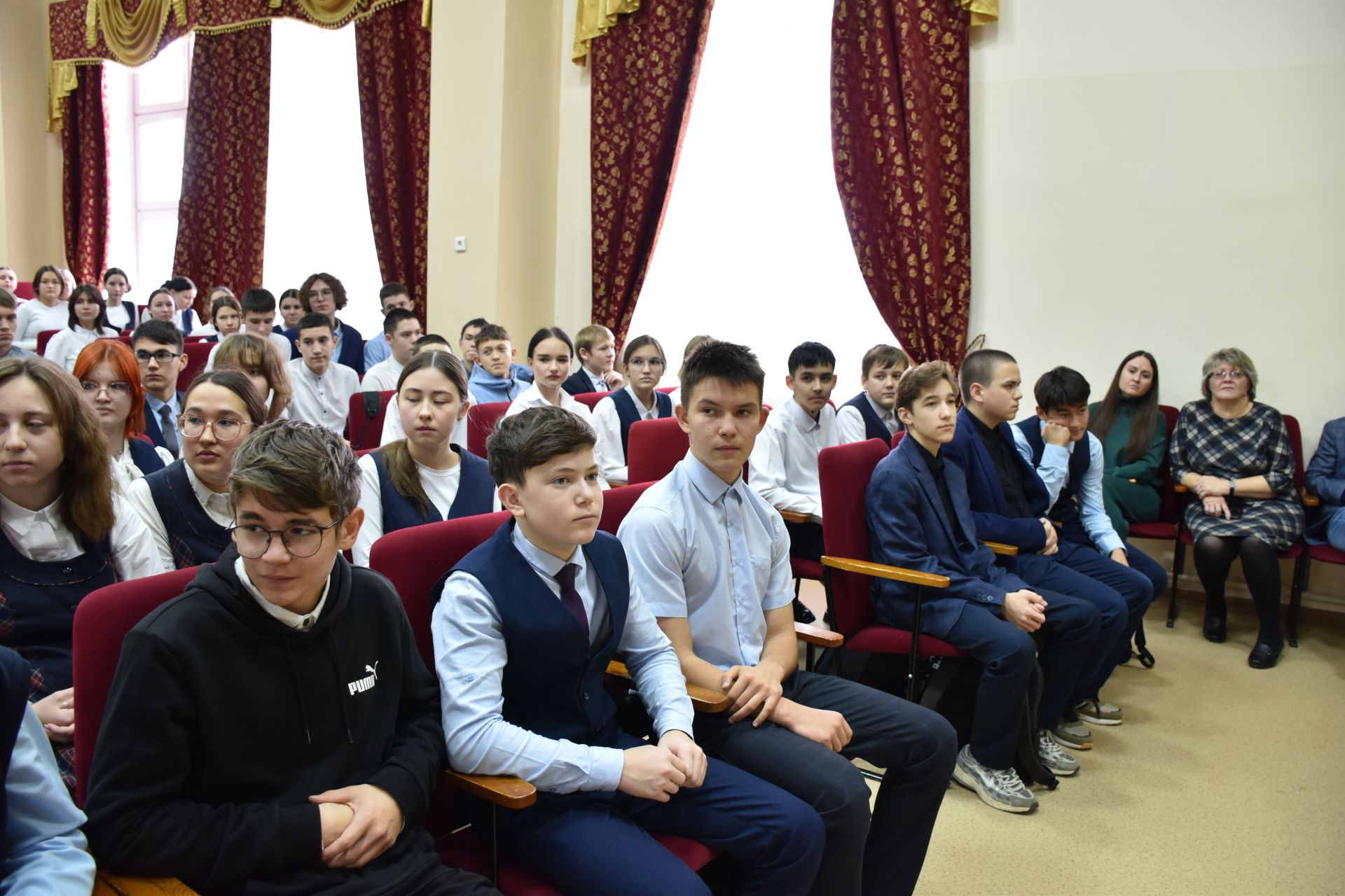 РФ Дәүләт Думасы депутаты Кукмара укучылары өчен финанс белеме буенча дәресе үткәрде