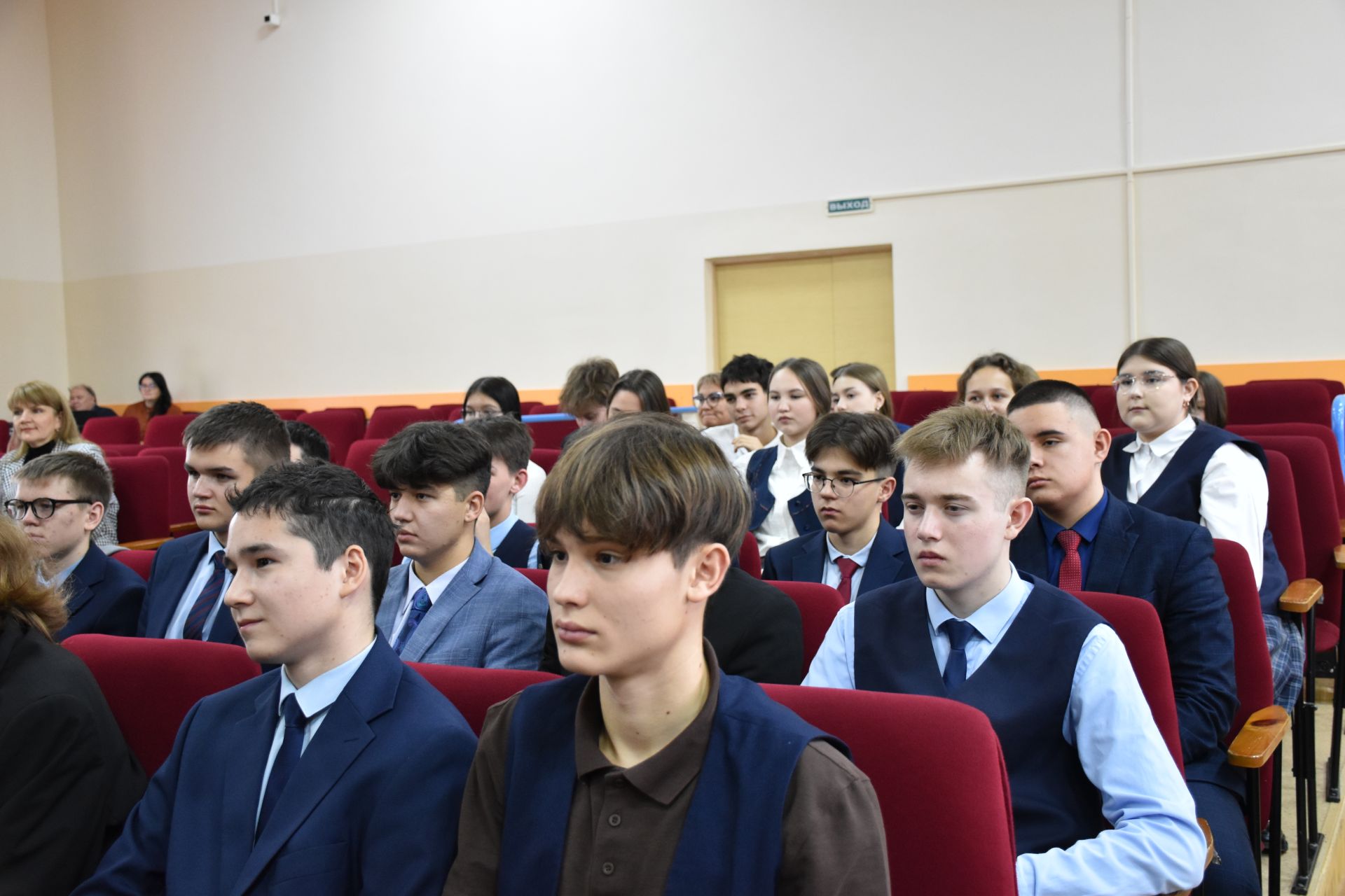 РФ Дәүләт Думасы депутаты Кукмара укучылары өчен финанс белеме буенча дәресе үткәрде
