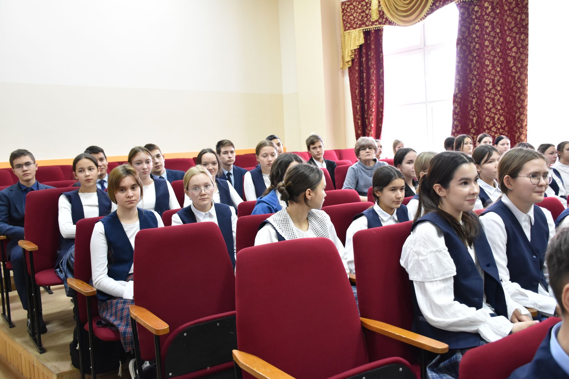РФ Дәүләт Думасы депутаты Кукмара укучылары өчен финанс белеме буенча дәресе үткәрде