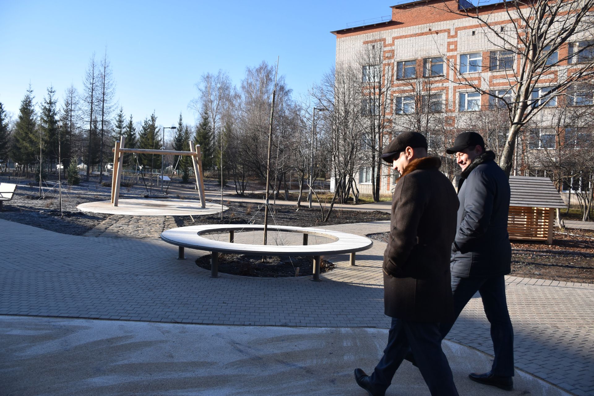 Экзам Губайдуллин осмотрел благоустроенную территорию Кукморской ЦРБ