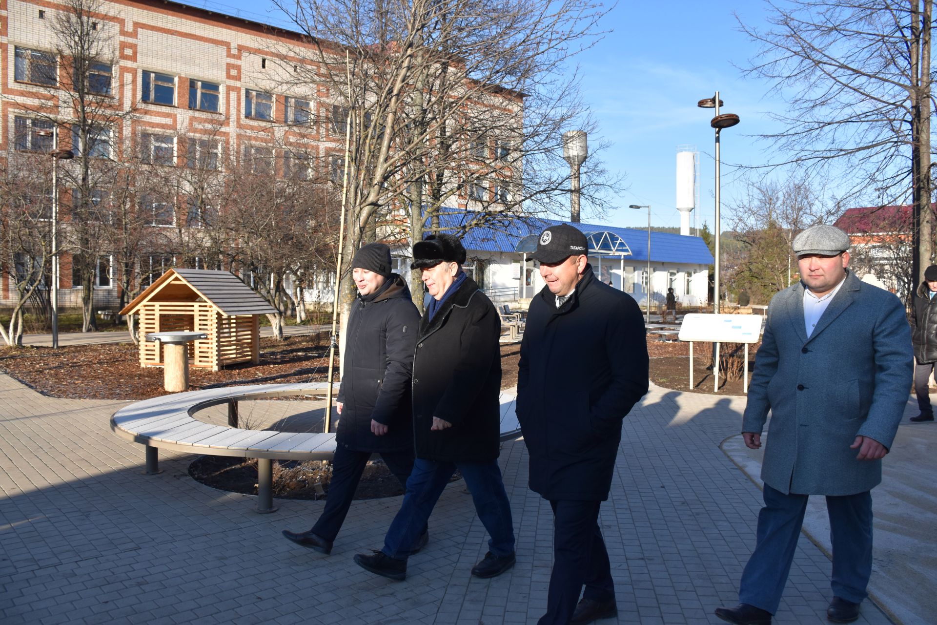 Экзам Губайдуллин осмотрел благоустроенную территорию Кукморской ЦРБ