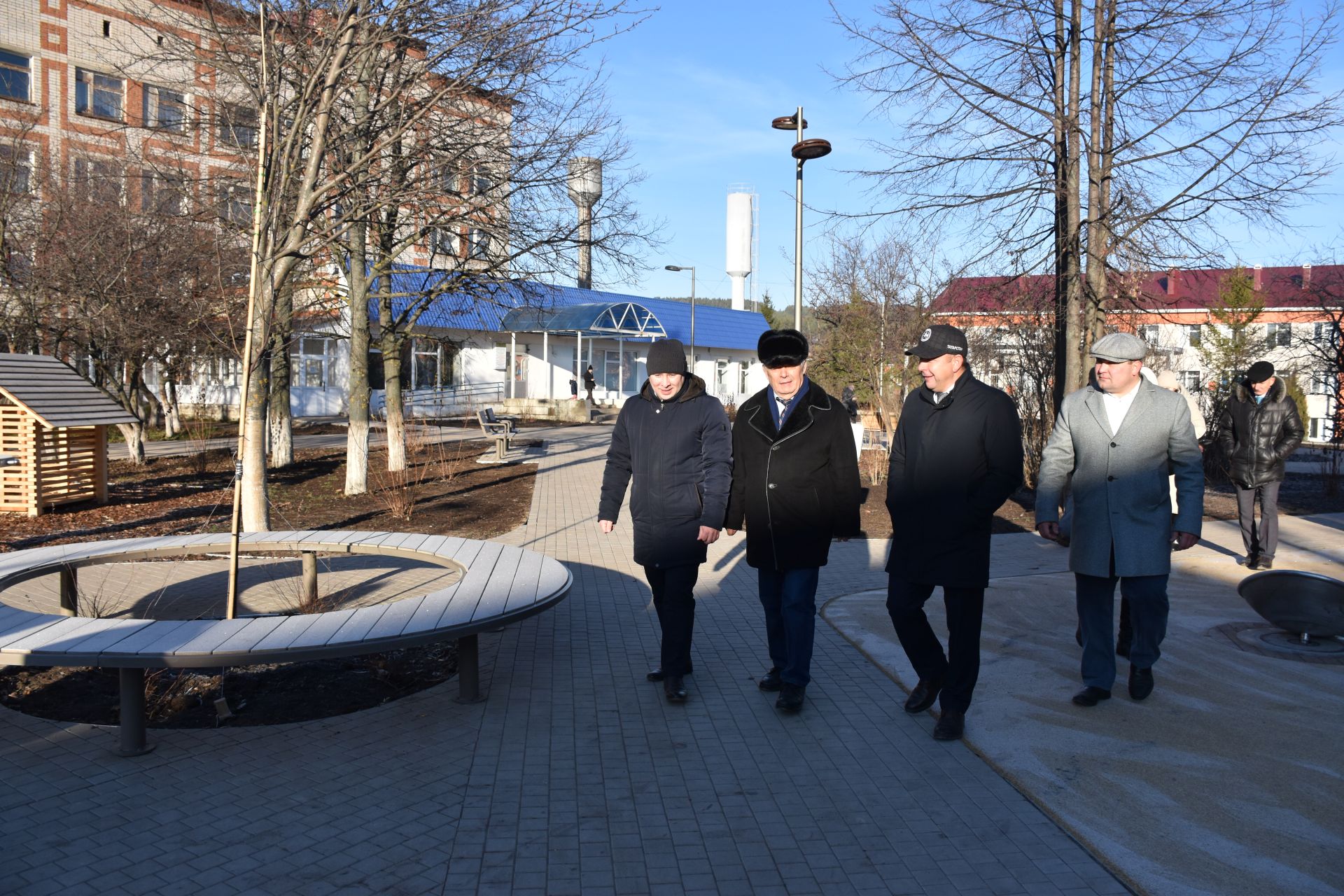 Экзам Губайдуллин осмотрел благоустроенную территорию Кукморской ЦРБ