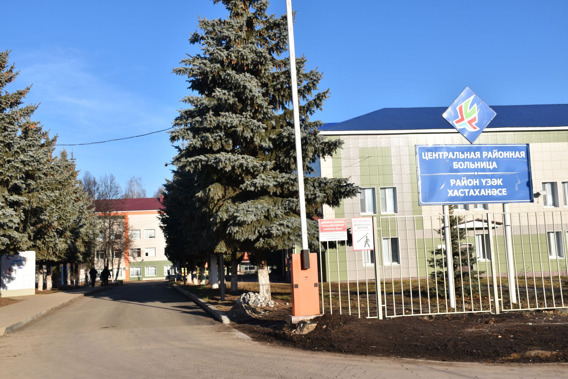 Экзам Губайдуллин осмотрел благоустроенную территорию Кукморской ЦРБ