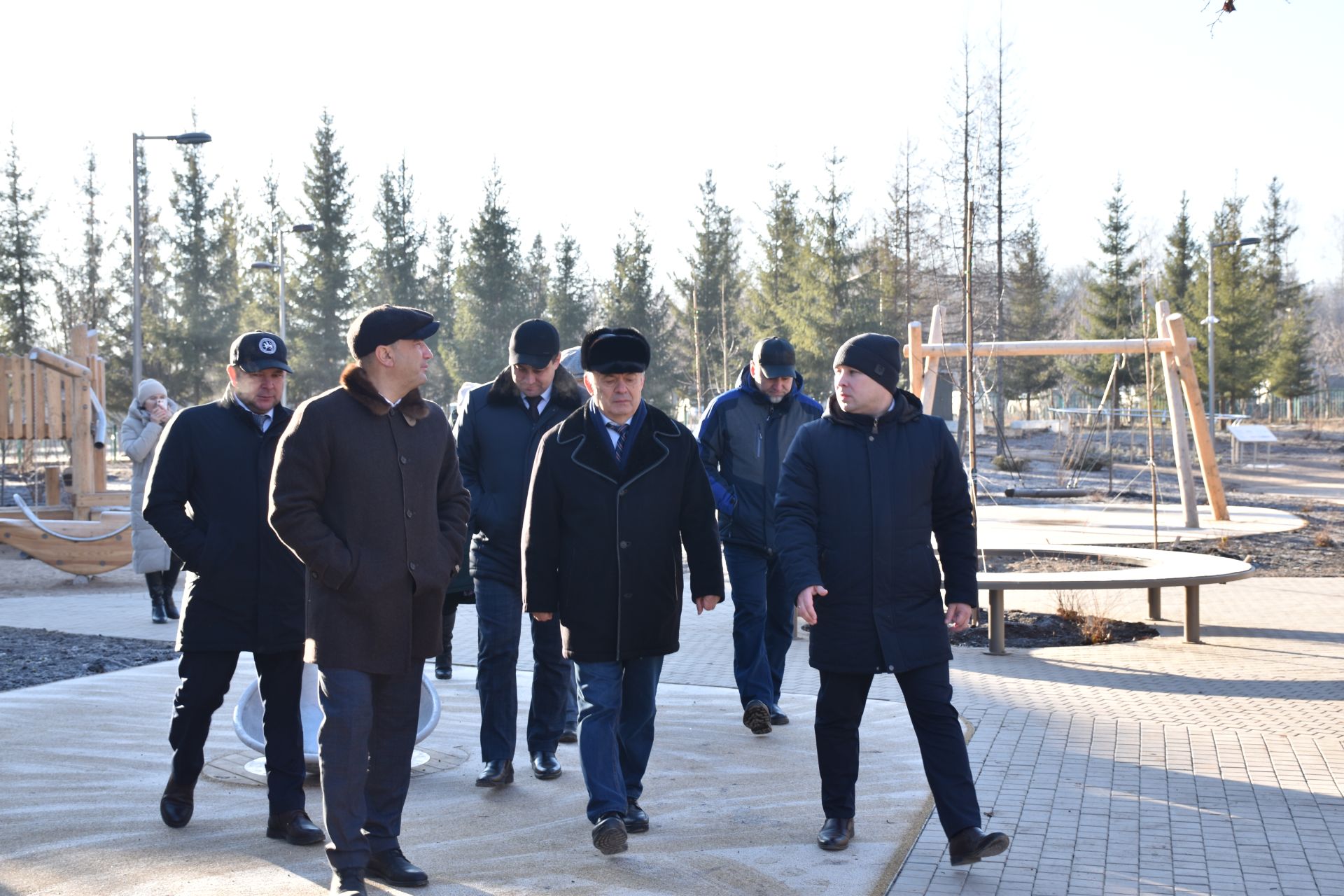 Экзам Губайдуллин осмотрел благоустроенную территорию Кукморской ЦРБ