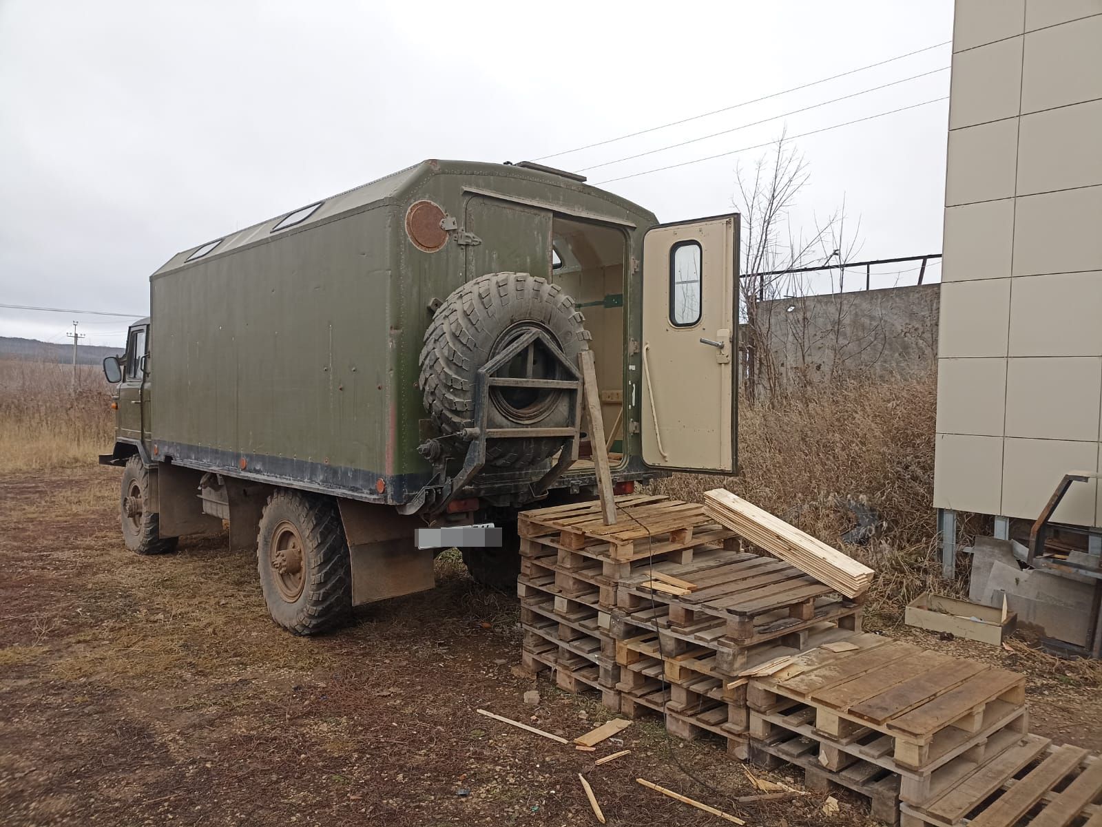 Кукмарада волонтерлар махсус хәрби операция зонасындагы егетләргә җибәрү өчен тугызынчы автомунчаны ясый