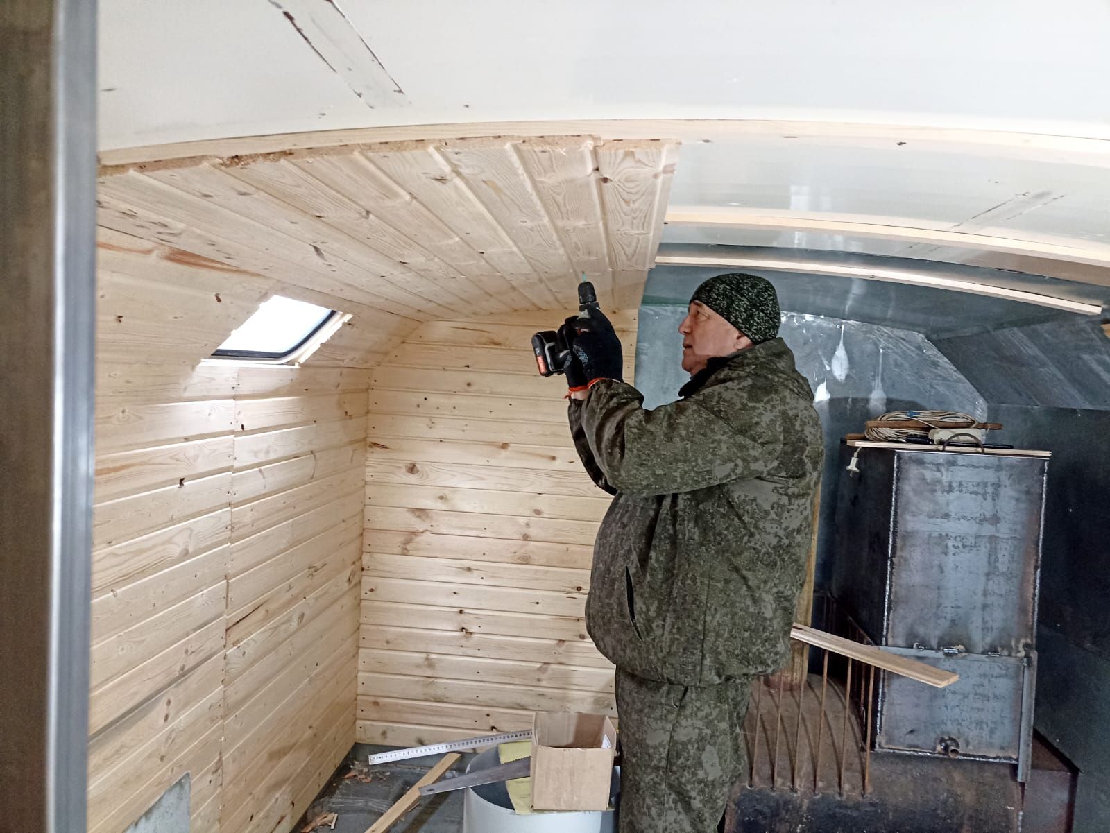 В Кукморе волонтеры строят девятую автобаню для бойцов СВО