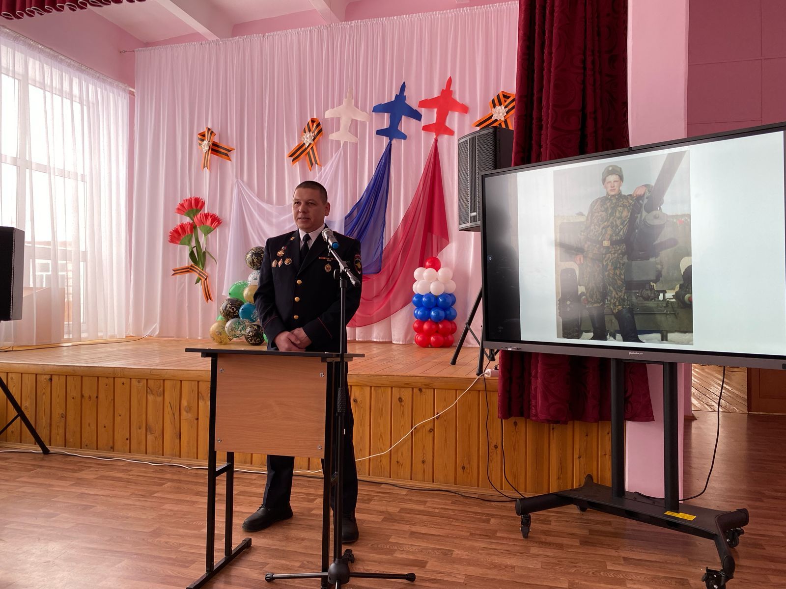 Полиция хезмәткәре Динар Сабиров туган мәктәбендә укучылар белән очрашты