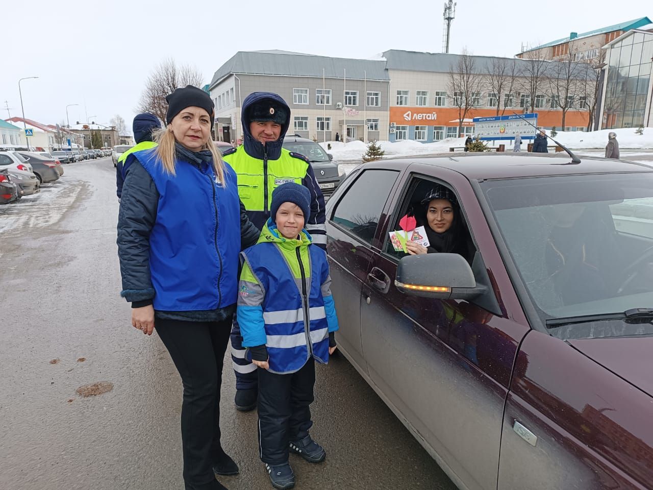 Сотрудники ГИБДД и Отряд юных инспекторов поздравили автоледи с 8 Марта в Кукморе