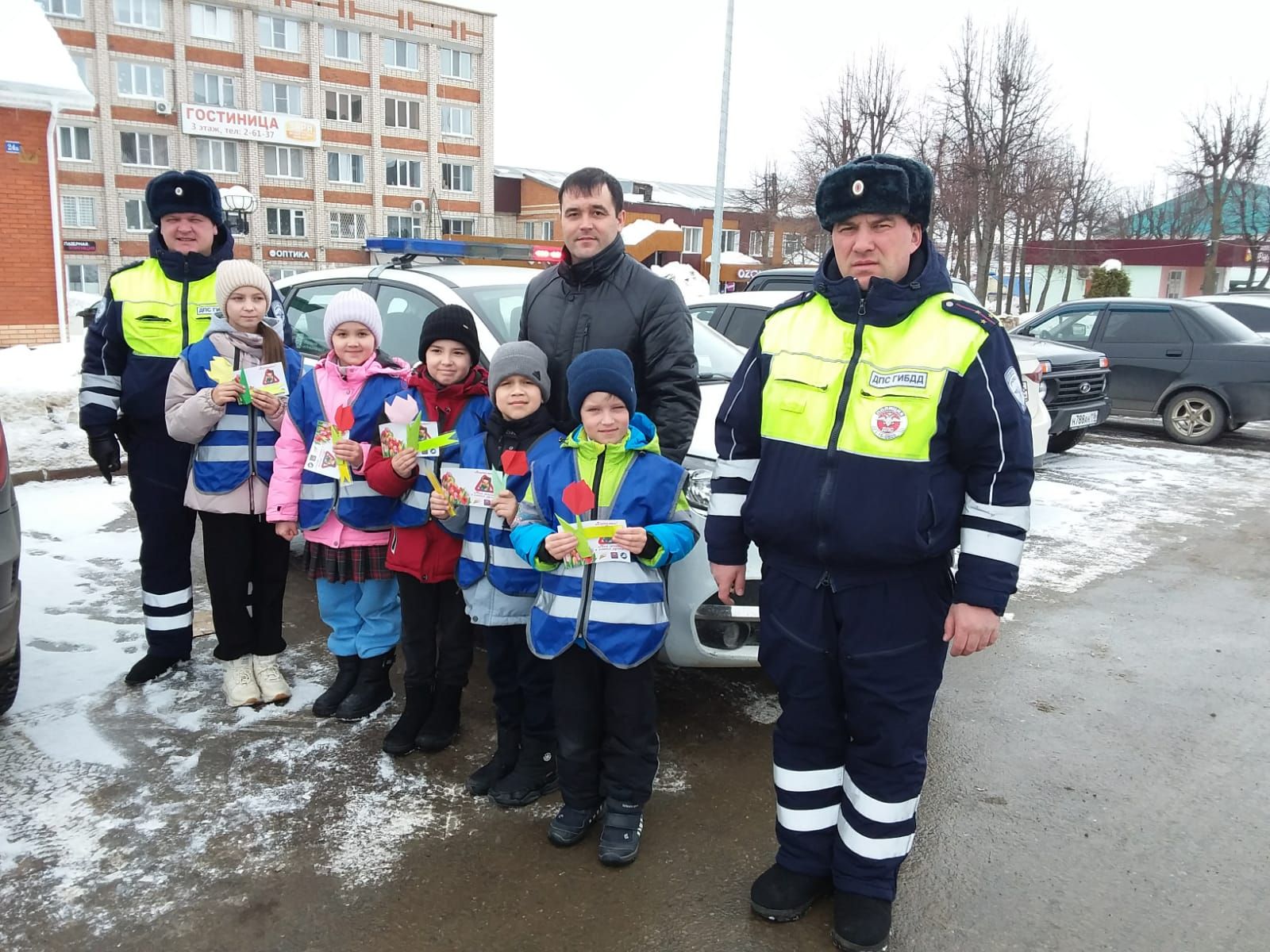 Сотрудники ГИБДД и Отряд юных инспекторов поздравили автоледи с 8 Марта в Кукморе