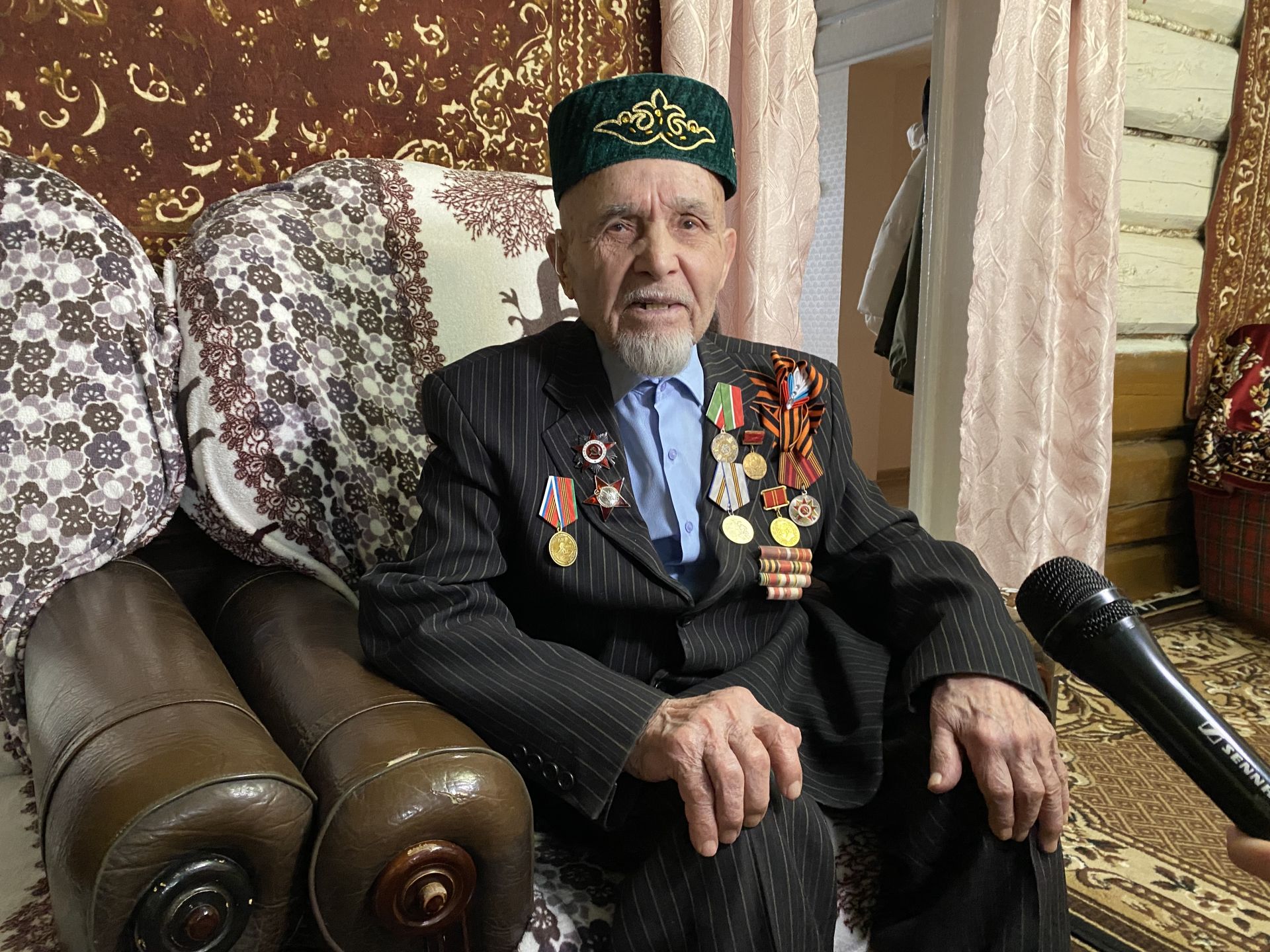 Кукмара районы башлыгы Сергей Димитриев сугыш ветеранын бәйрәм белән котлады