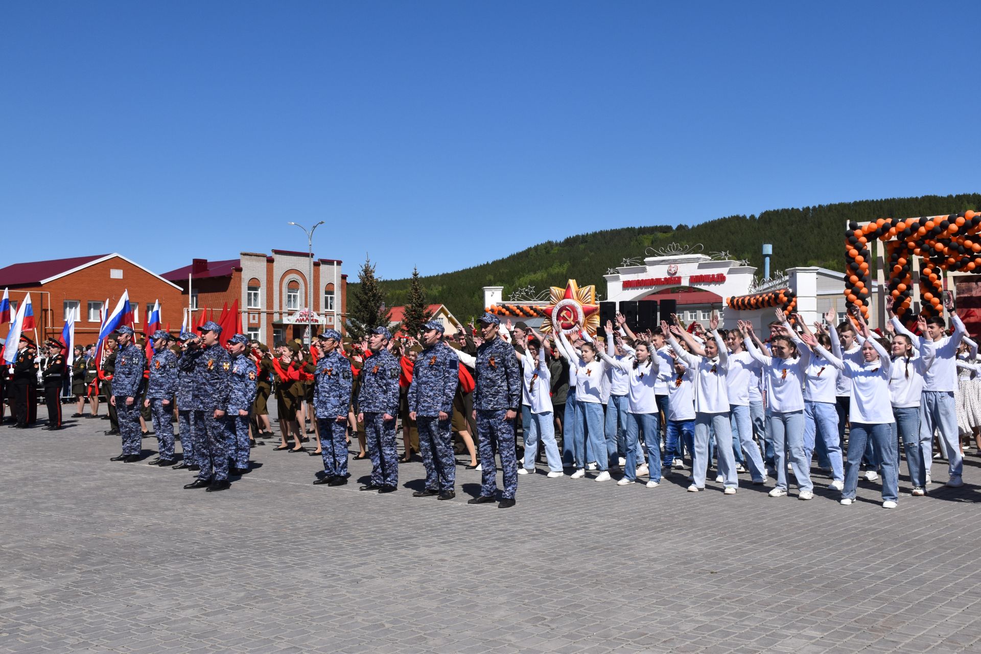 Кукмарада Җиңү көнен ничек бәйрәм итәләр: театральләштерелгән митинг, армия кухнясы, «Җиңү вальсы» һәм башкалар