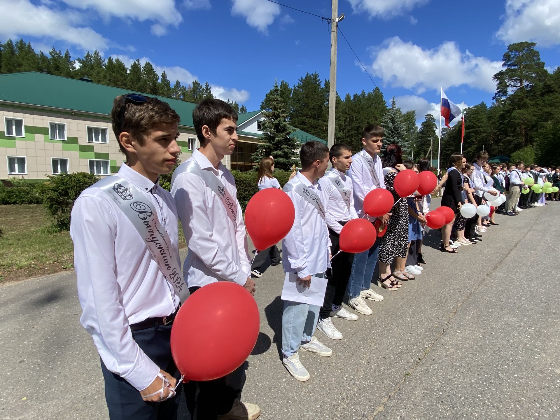 Выпускникам Лубянского лесотехнического колледжа вручили дипломы