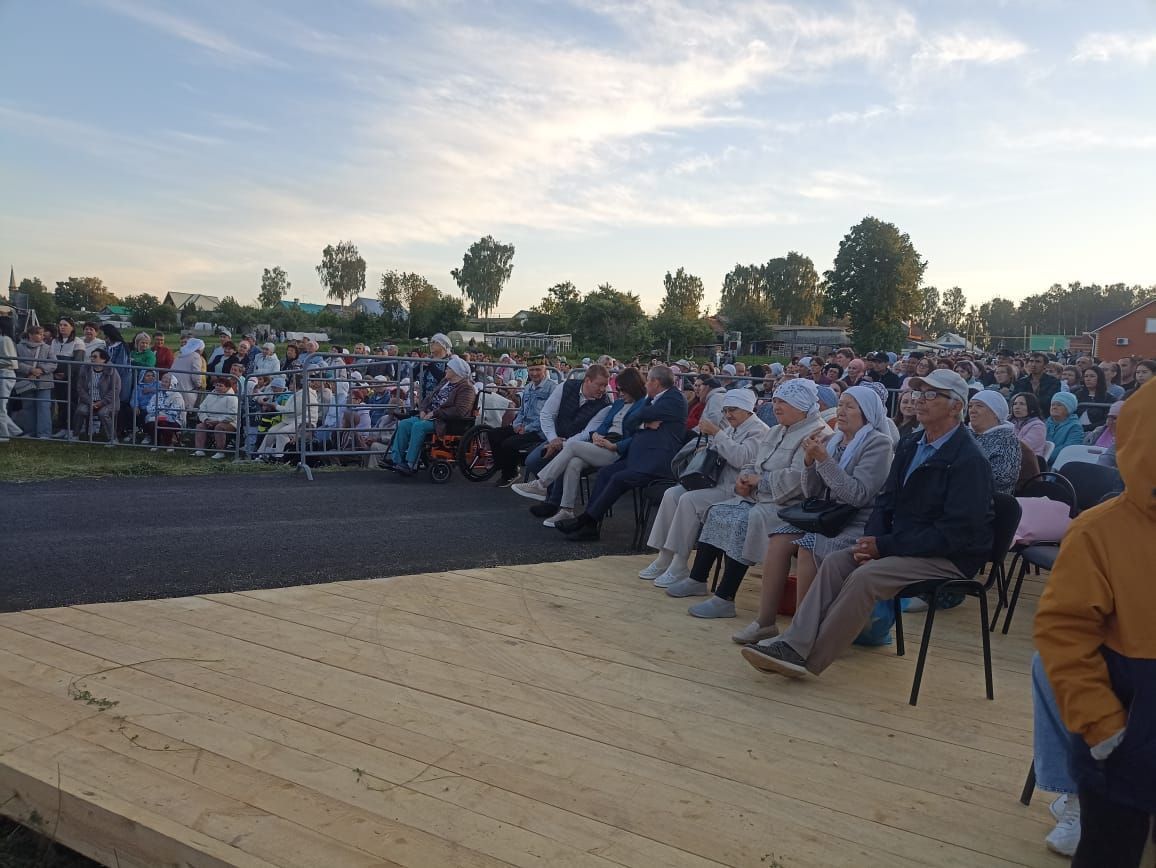 Әсән-Елга авылының «Акъяр» чишмәсе быел да бик күпләрне үз янына җыйды