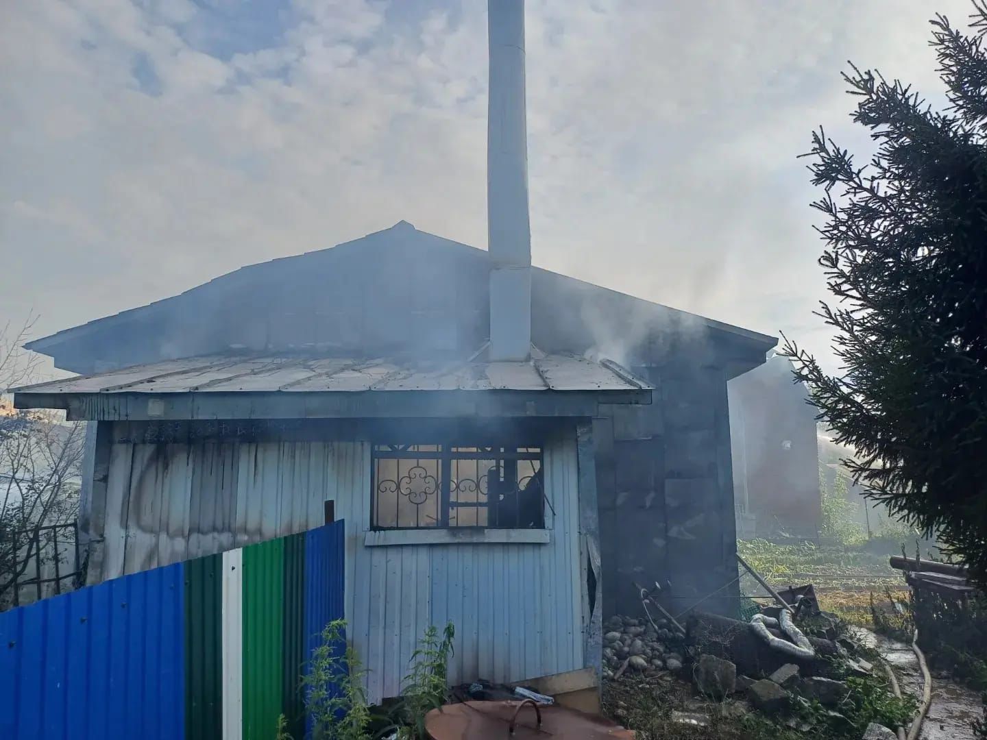 В Кукморе произошел пожар в двух гаражах
