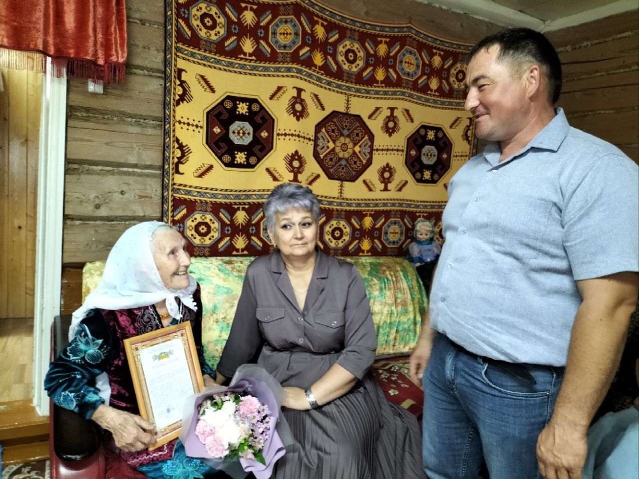 Нырты совхозында яшәүче Дәминова Рәйхә Мәгъсүм кызы 90 яшьлек юбилеен билгеләп үтә