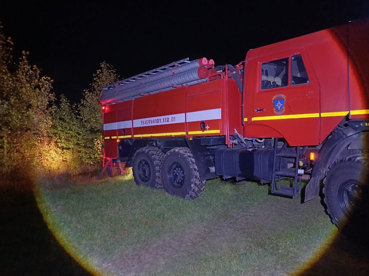 Крупный пожар уничтожил дом и надворные постройки в деревне Кукморского района Татарстана