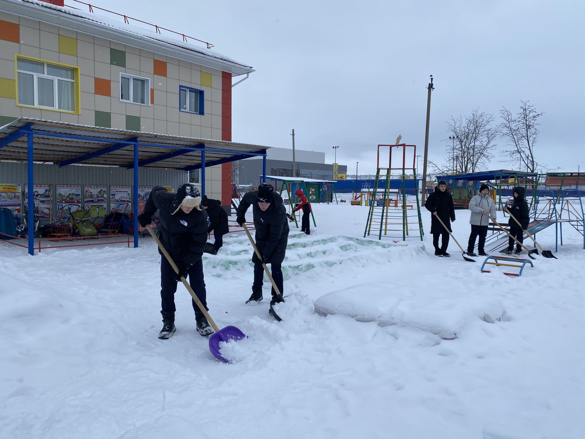 В Кукморе активисты Центра «Форпост» помогают в уборке территорий от снега