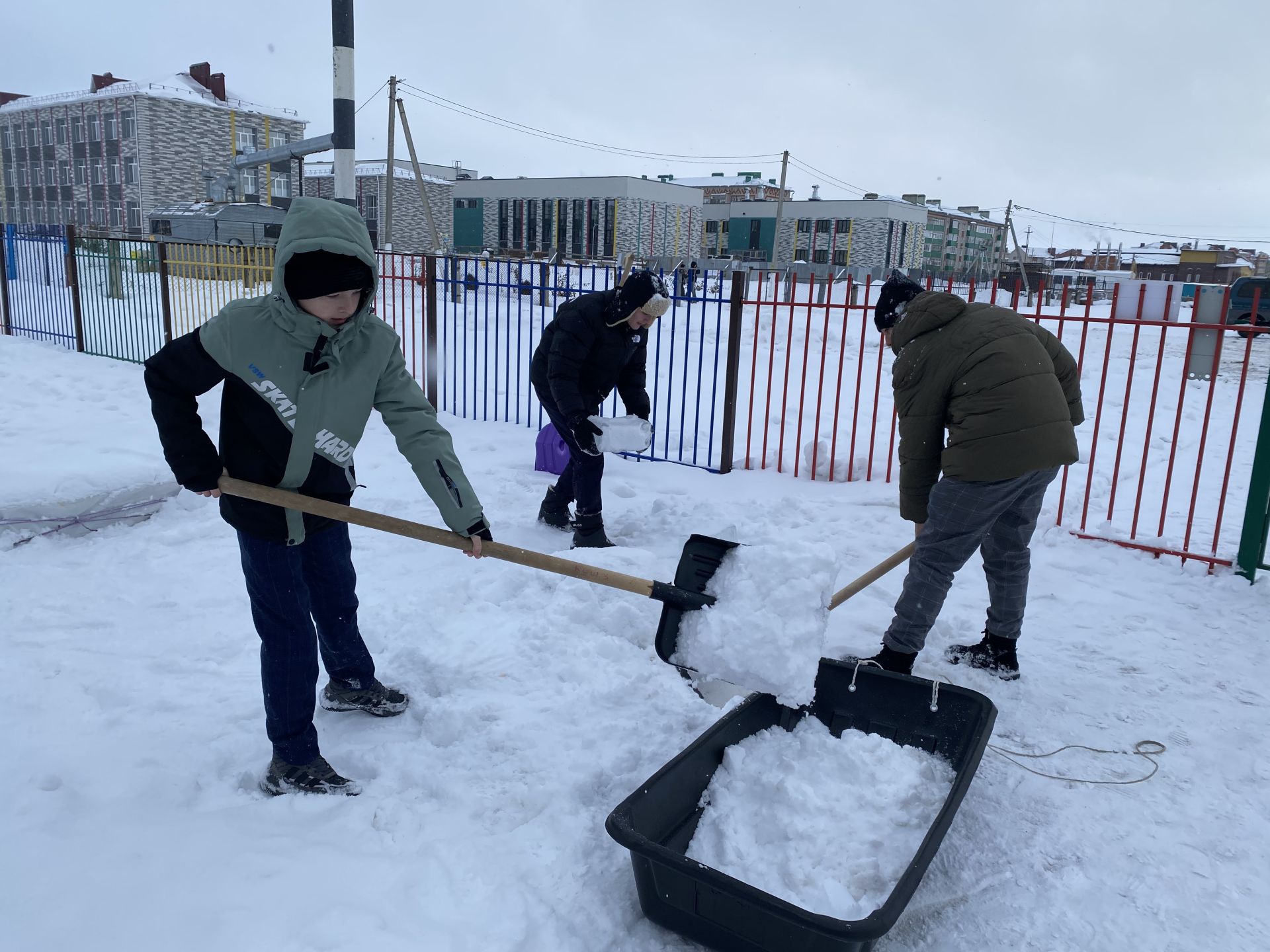 В Кукморе активисты Центра «Форпост» помогают в уборке территорий от снега