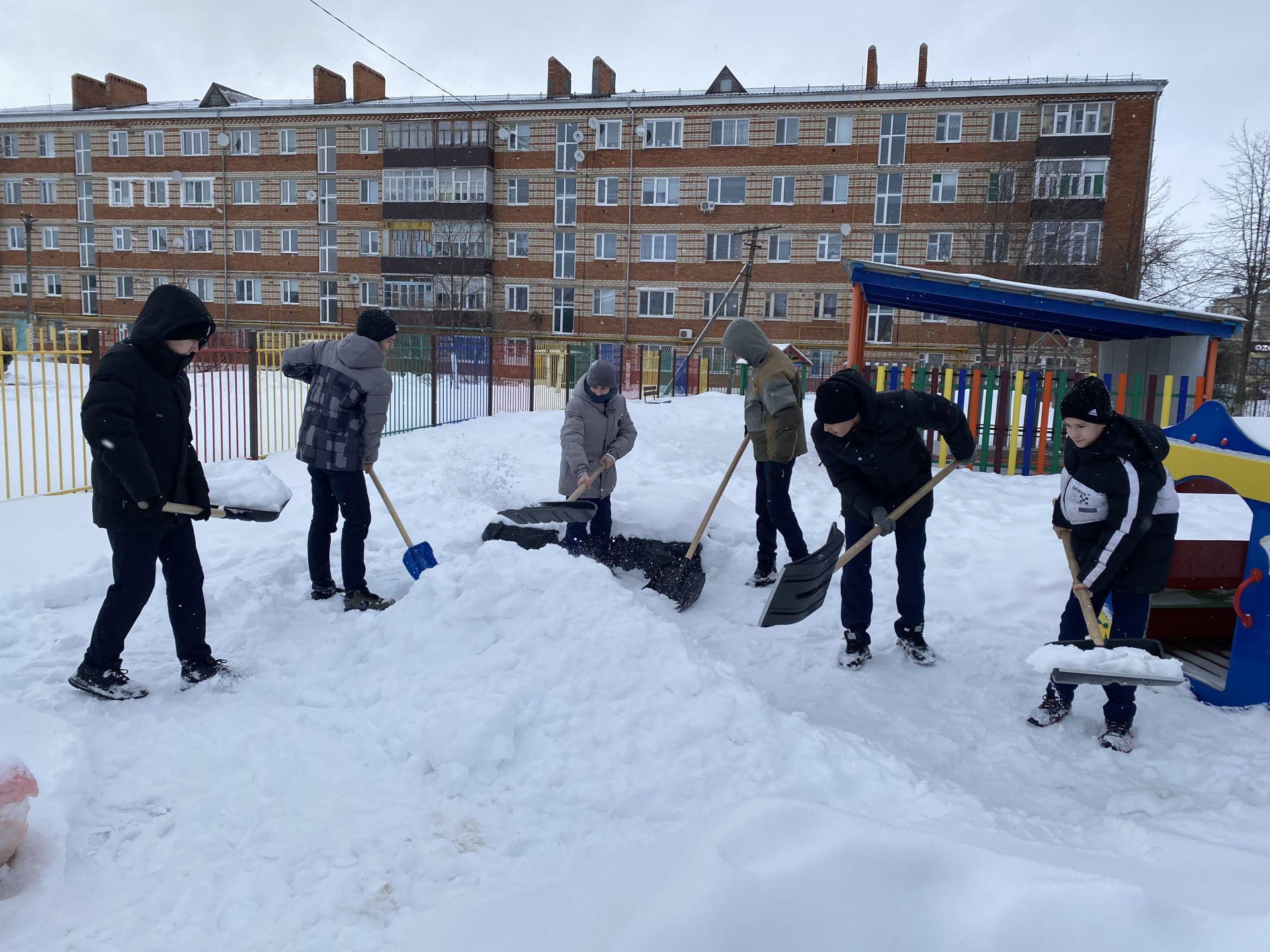 В Кукморе активисты Центра «Форпост» помогают в уборке территорий от снега