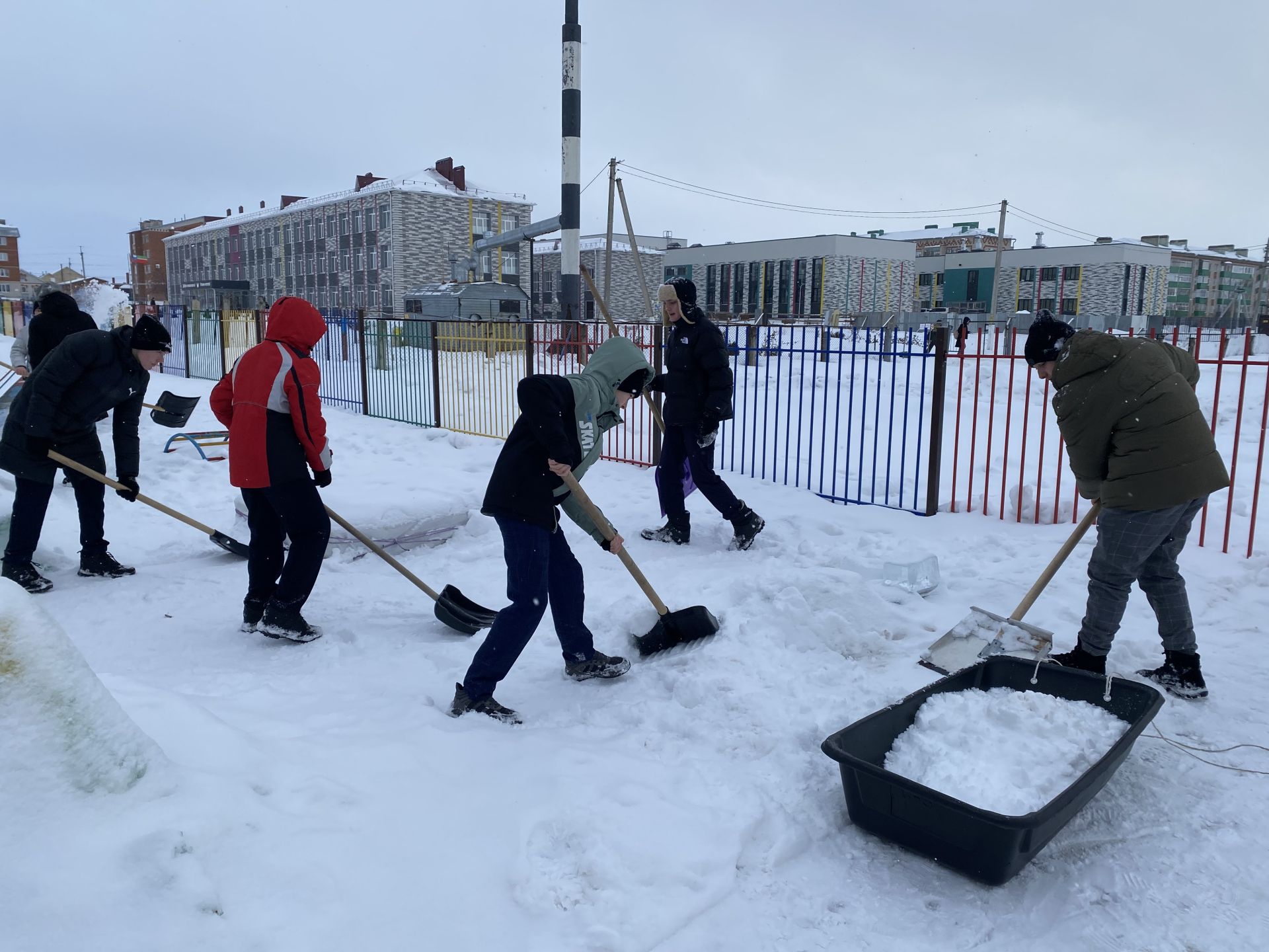 В Кукморе активисты Центра «Форпост» помогают в уборке территорий от снега