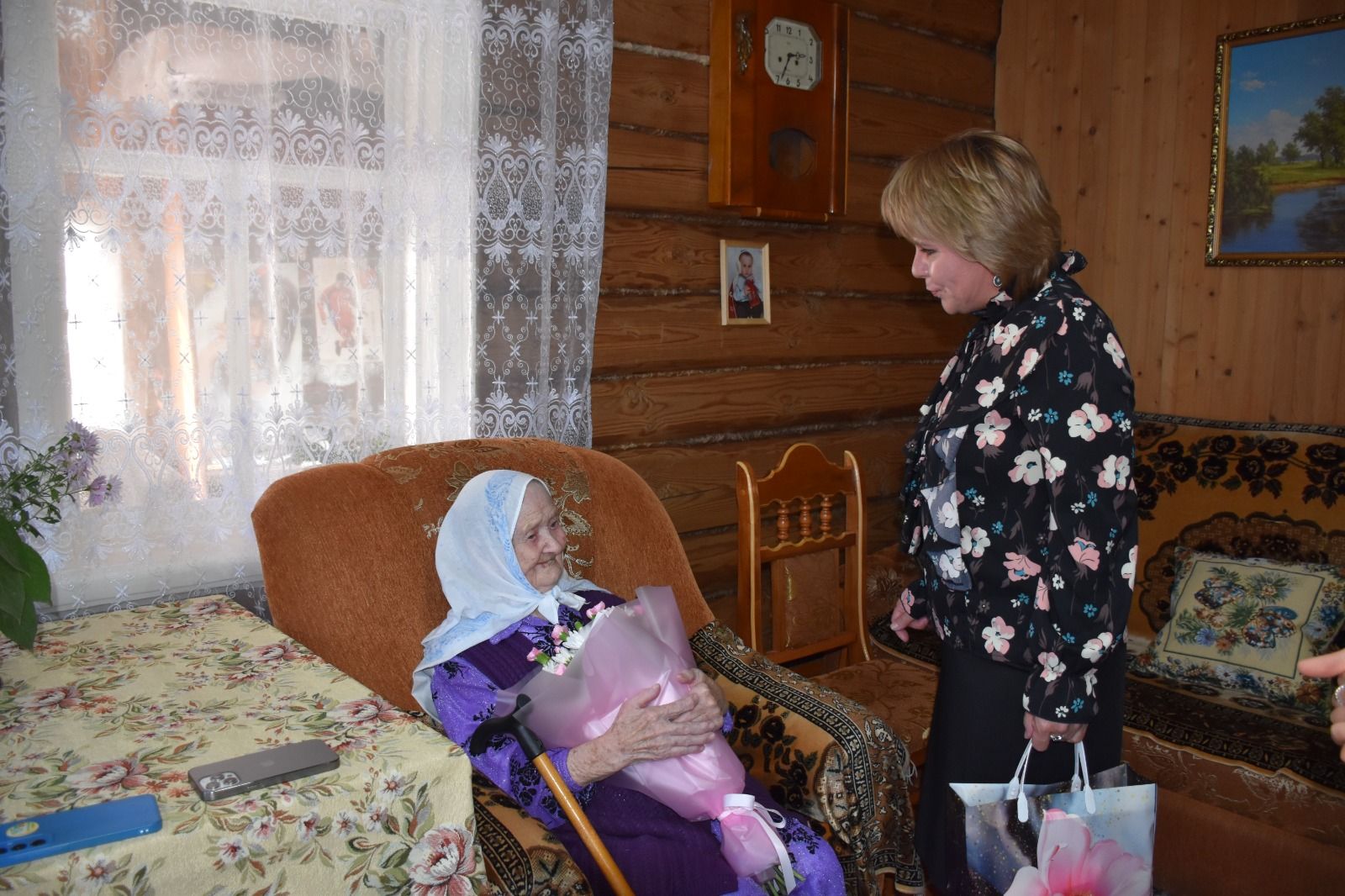 Кукмара районының иң өлкән кешеләренең берсе — 101 яшьлек Фәһимә Зәйнәгыева котлаулар кабул итте