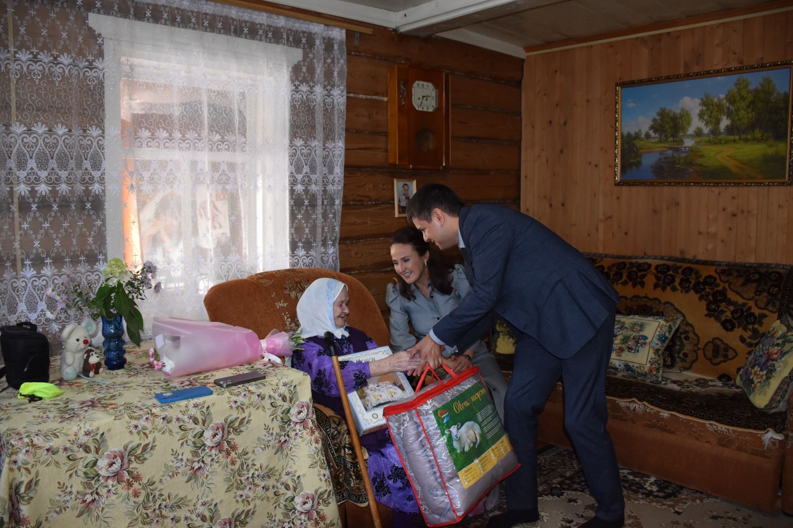 Кукмара районының иң өлкән кешеләренең берсе — 101 яшьлек Фәһимә Зәйнәгыева котлаулар кабул итте