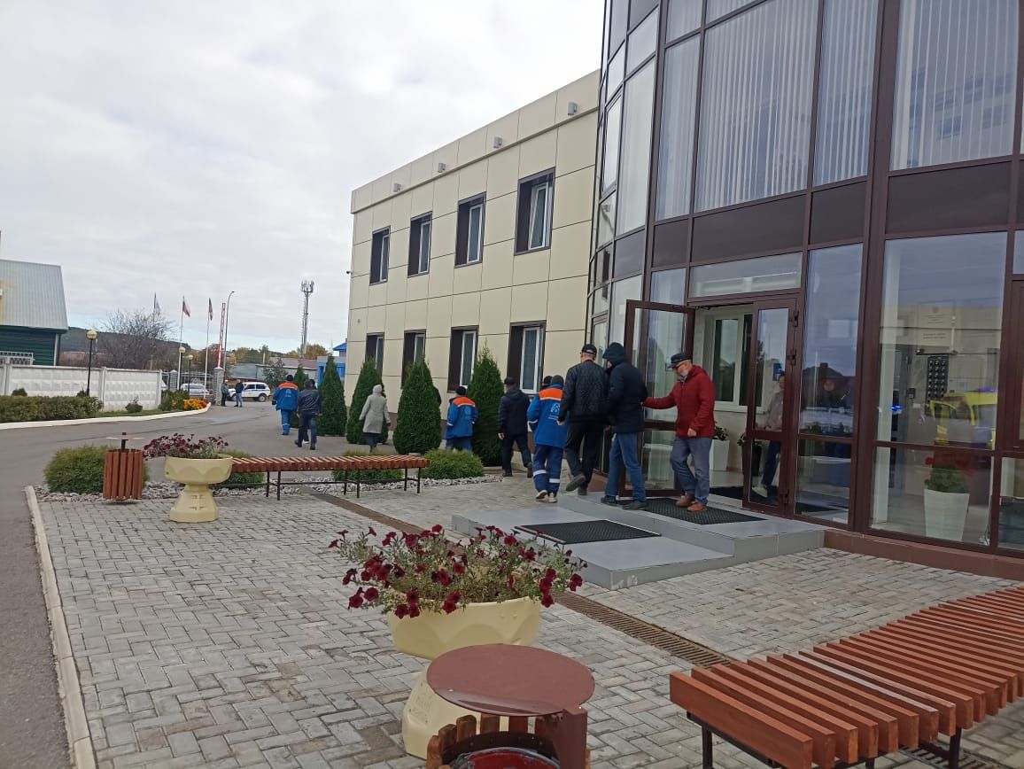 Условный удар БПЛА и эвакуация: в Кукморе отработали действия при ЧС