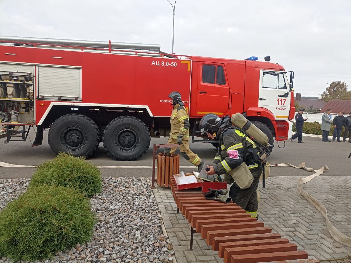 Условный удар БПЛА и эвакуация: в Кукморе отработали действия при ЧС