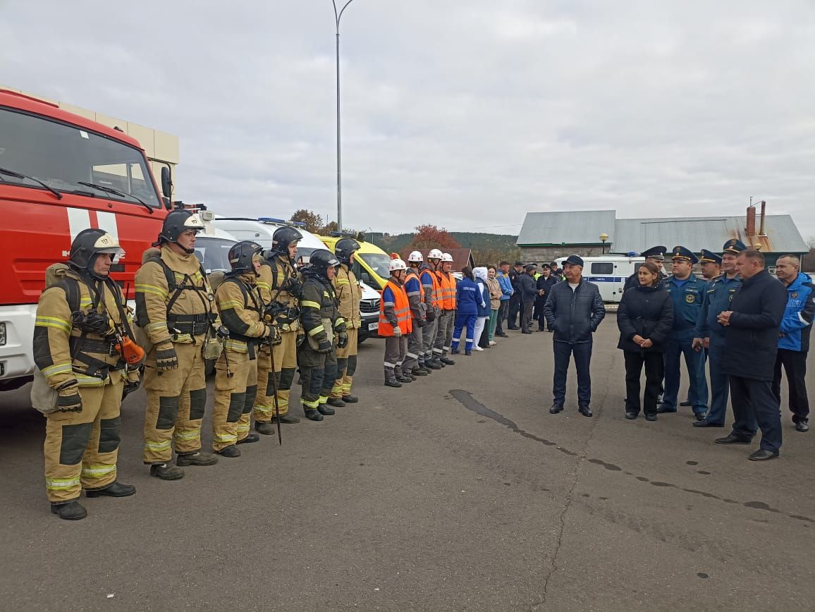 Условный удар БПЛА и эвакуация: в Кукморе отработали действия при ЧС