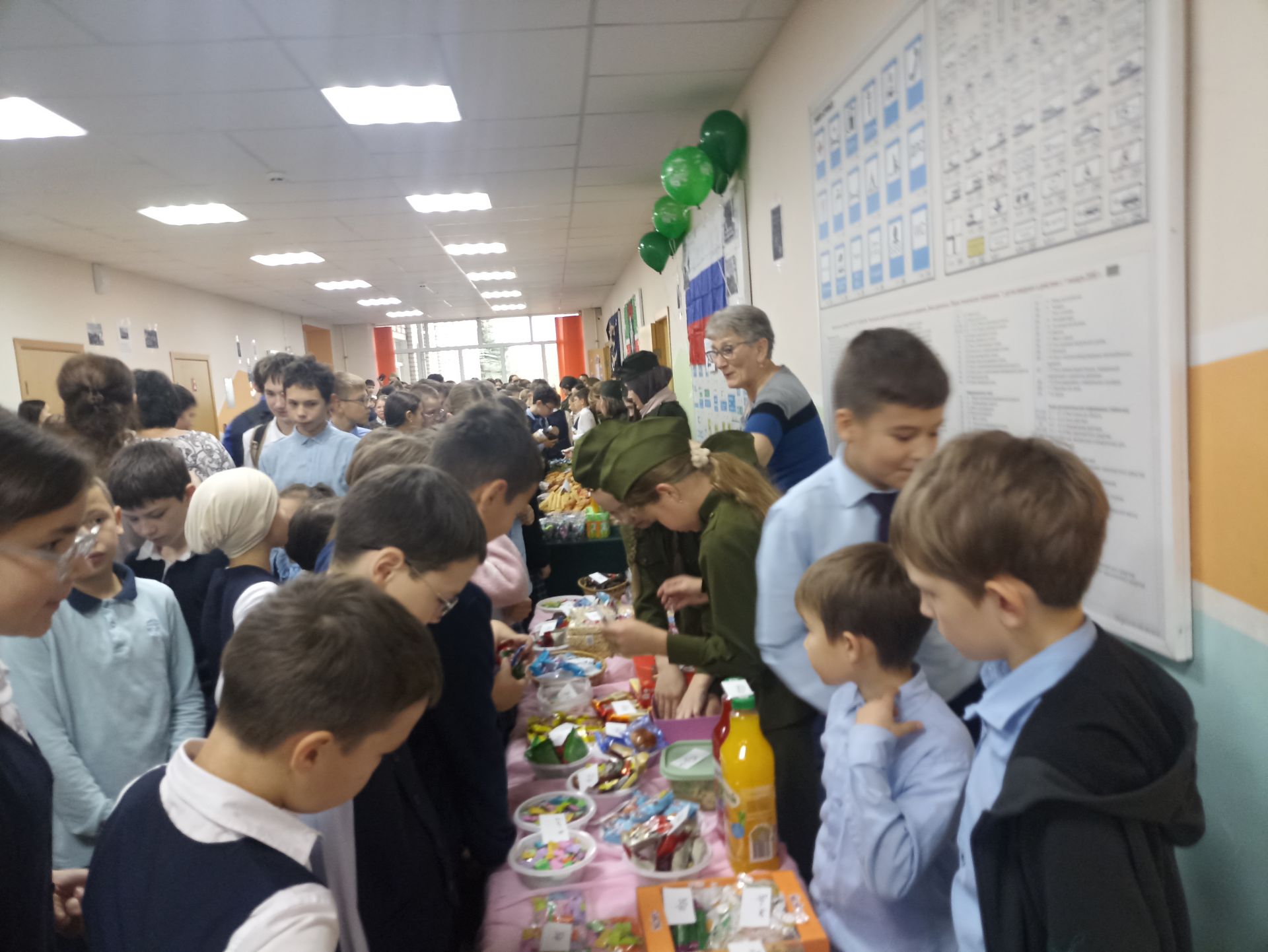 Кукмара 4нче урта мәктәбендә хәрбиләргә ярдәм йөзеннән татлы ярминкә оештырылды