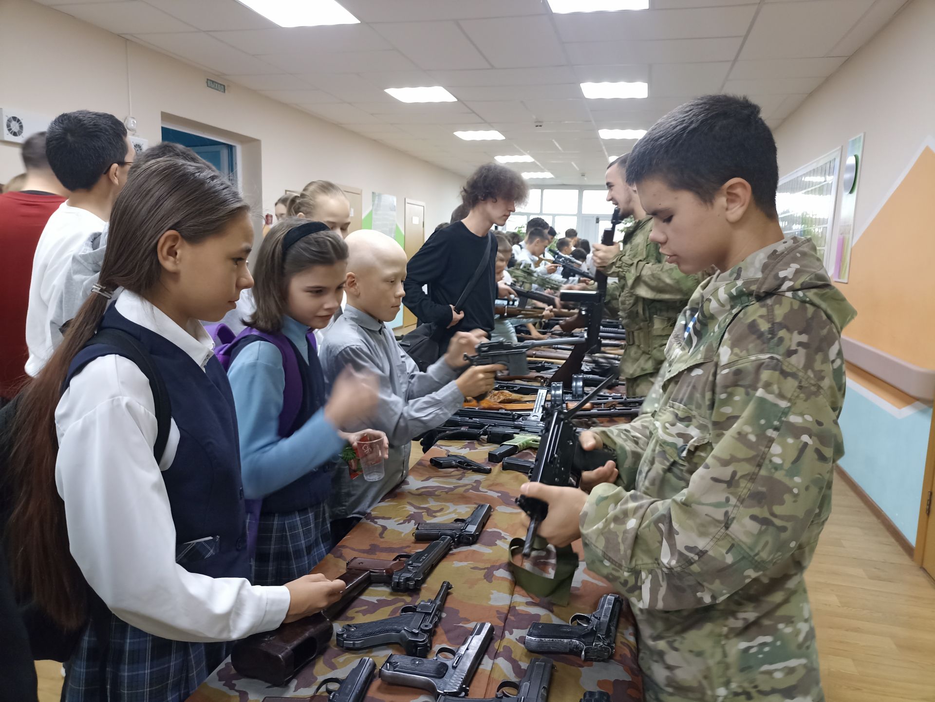 Кукмара 4нче урта мәктәбендә хәрбиләргә ярдәм йөзеннән татлы ярминкә оештырылды