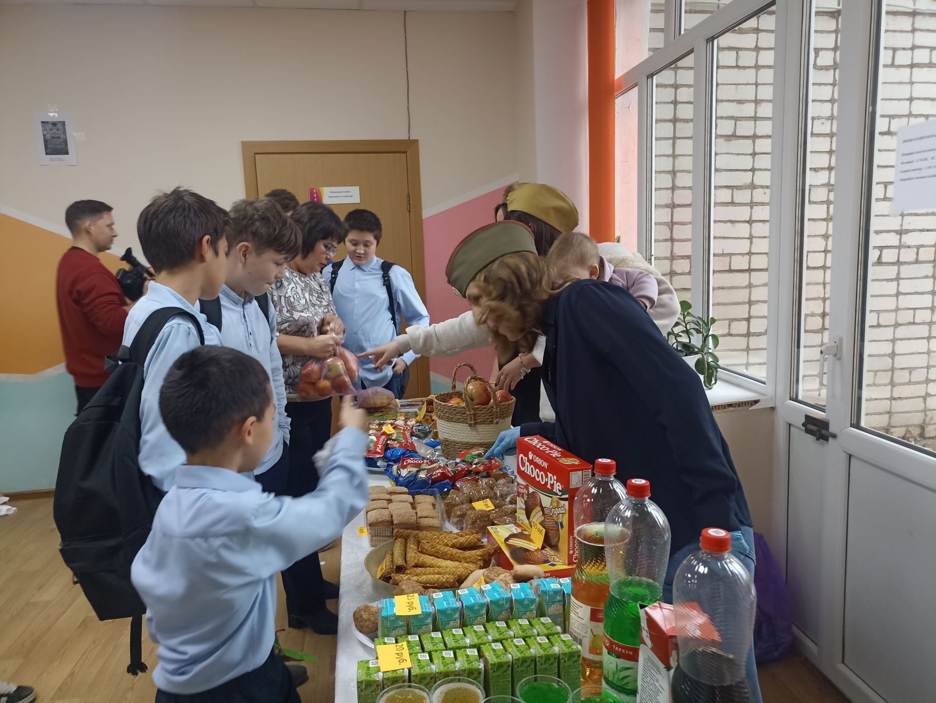 Кукмара 4нче урта мәктәбендә хәрбиләргә ярдәм йөзеннән татлы ярминкә оештырылды